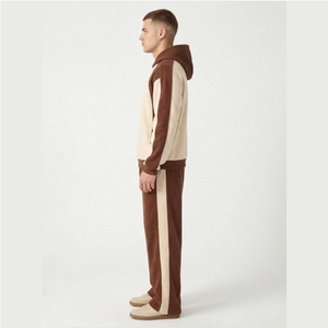 Conjunto Deportivo Minimalista en Tonos Tierra con Logotipo Personalizado para Hombre, Sudadera con Paneles en Contraste Marrón Crema y Pantalones Anchos de Felpa de Algodón Grueso - Product Image 4