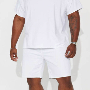 Shorts en jean légers pour hommes, conçus pour un confort quotidien, en tissu respirant et lisse, avec un look moderne et épuré. - Product Image 1