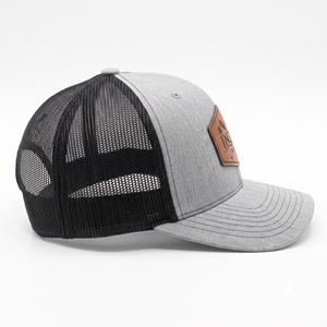Gorra Trucker Personalizada OEM con Parche de Cuero Grabado con Logotipo, Color Gris Jaspeado, Parte Trasera de Malla Negra, 6 Paneles, Estructurada, Visera Curva, Cierre a Presión, para Hombre - Product Image 3