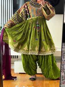 Vestidos de novia estilo afgano Kuchi, los más vendidos, con diseño de bordado simple y decoraciones de encaje con diamantes. - Product Image 3