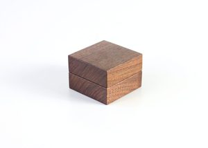 Boîte à bague en bois de noyer avec couvercle magnétique, gravure personnalisée, boîte cadeau pour demande en mariage, organisateur de bijoux, présentoir à bijoux - Product Image 3