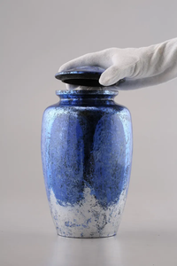 Urne funéraire en laiton bleu doré pour adulte avec finition durable et couvercle inclus - Product Image 2