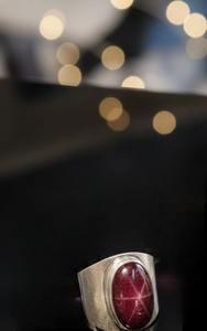 แหวนแต่งงานผู้ชายประดับพลอยสตาร์รูบี้ธรรมชาติทรงวินเทจ ตัวเรือนเงินแท้ 925 ชุบทองคำขาว ประดับด้วยพลอยประจำเดือนกรกฎาคม - Product Image 4