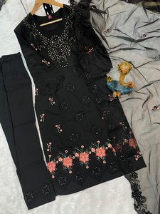 Conjunto de 3 Piezas de Viscosa Pesada con Bordado Romano y Dupatta de Organza, Especial para Eid – Colección Premium de Ropa Modesta para Exportación - Product Image 3