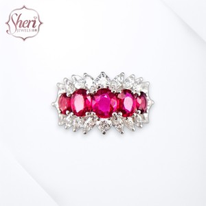 แหวนเพชรพลอยรูปไข่สีแดงประกายระยิบระยับจาก [Sheri Jewels] ตัวเรือนทองคำขาวแท้ 18K ประดับด้วยพลอยรูปไข่ธรรมชาติและเพชรทรงกลมเจียระไนแบบเหลี่ยม สำหรับผู้หญิง - Product Image 1