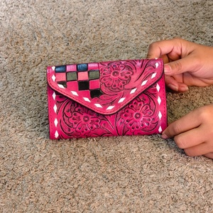 Porte-cartes de crédit pour femmes, tendance et de haute qualité, en cuir véritable fait main, avec fermeture à bouton et motifs floraux - Product Image 1