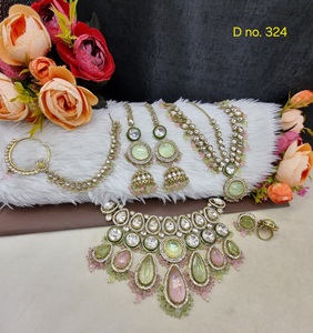 Ensemble de bijoux ethniques élégant pour mariée, style Kundan, comprenant un collier ras-du-cou, des boucles d'oreilles pendantes Jhumka assorties, un anneau de nez Damini et un anneau de doigt - Product Image 3