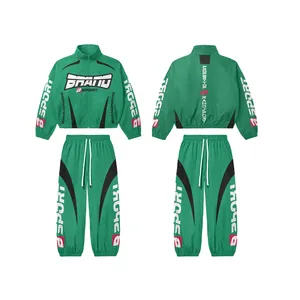 Conjunto Deportivo Cortavientos Verde |   Chaqueta y pantalones con capucha y cremallera de gran tamaño |   Conjunto de Ropa Urbana, Fabricante de Marca Privada OEM - Product Image 1