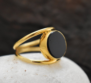 Bague en onyx noir plaquée or 18 carats, bague unisexe en argent faite à la main avec onyx noir - Product Image 1