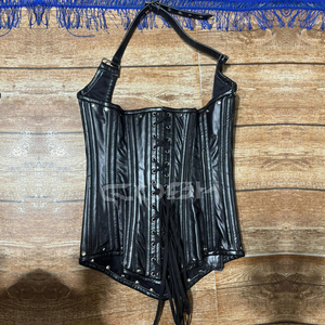 Top tipo corsé de piel sintética negra para mujer, talla grande, con cierre de cremallera y hebilla y tirantes para el cuello - Product Image 3
