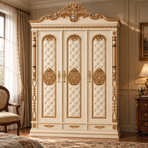 Armario de Lujo de 3 Puertas con Detalles Dorados y Paneles Tapizados, Muebles de Dormitorio Tradicionales Europeos - Product Image 1