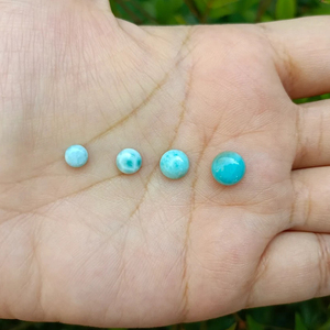 Lot en gros de cabochons de larimar naturels calibrés de forme ronde, collection minimaliste, pour fournisseur de bijoux fins et délicats - Product Image 1
