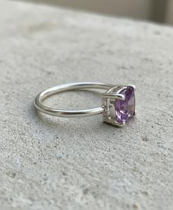 Bague tendance faite à la main en argent sterling 925, cadeau chrétien, avec améthyste naturelle pierre de naissance, sertissage minimaliste à griffes, bague de troisième main - Product Image 2