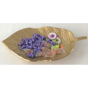 Plateau décoratif en métal écologique en forme de feuille dorée, fait main, motif végétal gravé, accent moderne pour la décoration de table à la maison ou lors de fêtes - Product Image 4