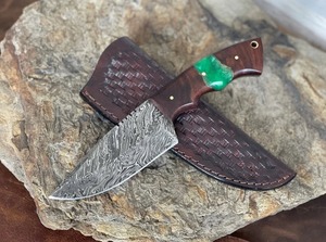 Couteau de chasse artisanal sur mesure en acier Damas, manche bois et résine, lame droite pointe clip, 9 pouces de longueur totale, couteau de camping en cuir - Product Image 5
