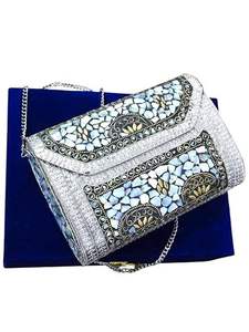 Pochette élégante en résine faite à la main avec accents de cristal, sac à main en acrylique pour mariages, design modèle ange pour cadeaux et souvenirs - Product Image 5