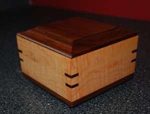 Urna de Madera de Cerezo Premium con Incrustaciones en las Esquinas |   Ataúd Funerario de Gran Capacidad para Adultos |   Elegantes Ataúdes de Madera para Cremación - Product Image 4