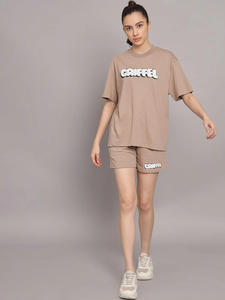 เสื้อยืดโอเวอร์ไซส์ผู้หญิงพร้อมกางเกงขาสั้น ชุดลำลองสไตล์สตรีท ผ้าฝ้ายระบายอากาศ รับผลิตตามสั่งพร้อมสกรีนโลโก้ - Product Image 3