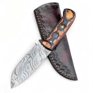 Cuchillo de exterior hecho a mano con acero de Damasco, mango de madera bicolor y funda de cuero estampado. - Product Image 4