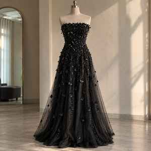 Robe de demoiselle d'honneur sans bretelles en tulle noir avec embellissements floraux perlés et sequins, coupe trapèze, longueur ras du sol, style moderne - Product Image 1