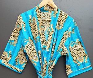 ชุดคลุมกิโมโนผ้าฝ้ายลายเสือ คอวี ทรงหลวม ใส่คลุมชายหาด ชุดลำลองฤดูร้อนสำหรับผู้หญิง ชุดนอนกิโมโนผ้าฝ้ายพิมพ์ลายมือ - Product Image 1