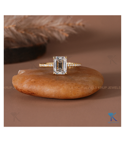 Magnifique bague de fiançailles en or 18 carats avec diamant taille émeraude et bande pavée pour femme, bijoux fins, design de bijoux personnalisé - Product Image 1