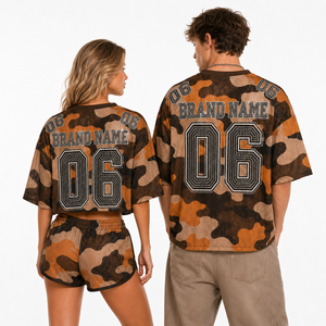 เสื้อครอปท็อปสไตล์สปอร์ต ลายพราง ยูนิเซ็กซ์ ตกแต่งด้วยตัวอักษรประดับเพชรแบบกำหนดเอง สไตล์เสื้ออเมริกันฟุตบอล  สั่งผลิตได้จำนวนน้อย  เสื้อสตรีทวิบวับ - Product Image 4