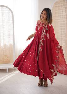 Vestido Anarkali de seda romana de diseñador con gran vuelo y adornos de lentejuelas – Conjunto étnico para fiesta - Product Image 4