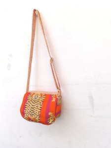 Bolso Bandolera Ligero de Algodón con Estampado Floral Naranja, Suave y Duradero, con Correa Ajustable, Estilo Bohemio para Mujer, Cierre con Cremallera - Product Image 4