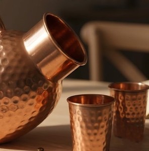 Ensemble pichet et verres à eau en cuivre pur martelé artisanal de qualité supérieure – Carafe en cuivre massif artisanal avec tasses assorties – Ayurvédique - Product Image 5