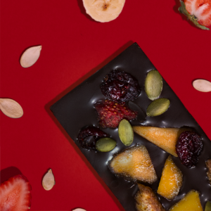 Barra de chocolate negro artesanal con nueces y frutas secas en cajas personalizadas para ideas de regalos o recuerdos. - Product Image 1