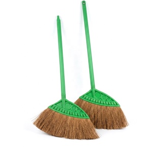 Balai en fibre de coco écologique et durable avec manche en plastique, style classique, hauteur 25-34 pouces, poils doux pour le nettoyage des sols domestiques - Product Image 1