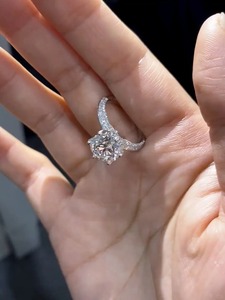 แหวนหมั้นเพชรทรงกลมทันสมัย 14K ทองคำ ประดับเพชรแบบฝังหนามเตย สไตล์คลาสสิก - Product Image 2