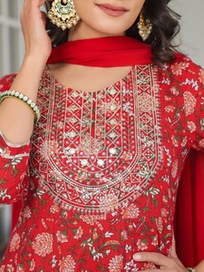 Ensemble Anarkali Premium pour Femme, Rouge Rubis, Imprimé Floral, Coupe Évasée, avec Kurta, Pantalon et Dupatta, Design de Col Traditionnel, Tenue de Cérémonie Indienne pour Invitée de Mariage - Product Image 5