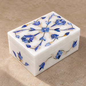 Boîte à bijoux élégante en marbre blanc gravé avec un design floral bleu incrusté, forme rectangulaire, couvercles pour le rangement des bijoux - Product Image 1