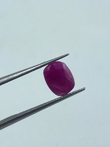 Piedra Preciosa de Rubí Natural de Alta Calidad, Color Rosa Púrpura, Corte Ovalado, 1.80 Quilates, por Exportador al Mejor Precio - Product Image 1