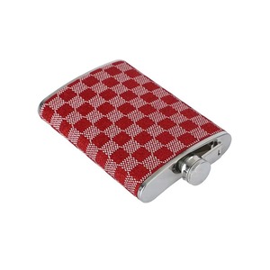 กระติกน้ำทรงกระบอกหุ้มผ้าสีแดง ภาชนะใส่เครื่องดื่มโลหะทันสมัย เหมาะสำหรับจับคู่กับชุดต่างๆ เป็นเครื่องประดับแฟชั่นสุดเก๋จากอินเดีย - Product Image 1