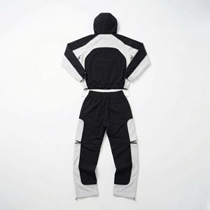 Ensemble de survêtement sportif à capuche unisexe |   Veste d'entraînement légère et pantalon cargo de jogging |   Fabricant de vêtements de sport sur mesure OEM - Product Image 2
