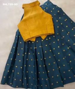 Conjunto de lehenga y blusa para niñas en amarillo y azul, de seda de alta calidad con diseño de lunares, listo para usar, a precio de mayorista, proveedor de Surat. - Product Image 2