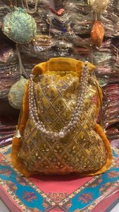 Sac à main Potali brodé de qualité supérieure pour femme, pochette Potli à cordon, cadeau de mariage indien à prix abordable - Product Image 3
