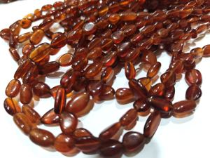 Cuentas de granate Hessonita natural de forma libre, pulidas y lisas, de 8 a 14 mm, vendidas por hebra de 8 pulgadas. - Product Image 4