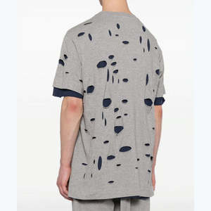 เสื้อยืดผู้ชายสีเทาและกรมท่า ผ้าฝ้าย 100% ดีไซน์ขาดๆ แบบมีชั้นๆ ขอบม้วน ตัดเย็บแบบโอเวอร์ไซส์ สวมใส่สบาย เป็นมิตรกับสิ่งแวดล้อม ระบายอากาศได้ดี - Product Image 4