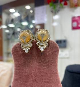 Magnifiques Boucles d'Oreilles Pendante en Zircon Plaqué Or de Haute Qualité, Collection Tendance pour Soirées et Cérémonies Féminines - Product Image 3