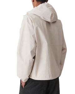 Échantillon de fabrication Veste coupe-vent à capuche coupe-vent imperméable de haute qualité avec fermeture éclair complète pour hommes - Product Image 2