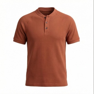 Polo en tricot à manches courtes pour homme, couleur brun rouille, design boutonné uni, coupe classique - Product Image 1