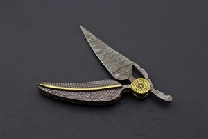 Couteau pliant artisanal en acier Damas de qualité industrielle avec manche en acier Damas et étui en cuir pour le camping en plein air - Product Image 3