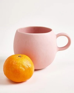 Encantadora Taza Redonda de Cerámica con Acabado Mate Rosado, Cuerpo Esculpido, Asa de Fácil Agarre, Retención de Calor, Ideal para Disfrutar en Casa - Product Image 4