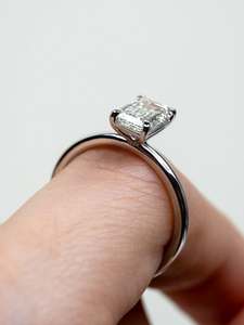 Anillo de Compromiso Solitario Minimalista de Oro de 18K/14K/10K con Diamante Cultivado en Laboratorio con Corte Esmeralda de Lujo VVS Diam 1.00 Ct, Certificado por IGI - Product Image 6