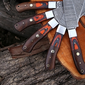 Ensemble de couteaux de chef en acier Damas faits main de haute qualité, vente en gros, manche en bois Pakka avec étui en cuir, couteaux de chef faits à la main - Product Image 4