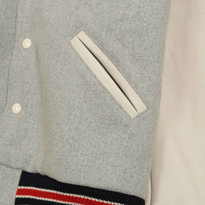 Veste varsity grise pour homme avec manches en cuir crème, col rabattu, fermeture boutonnée, style preppy, vêtement d'automne - Product Image 5